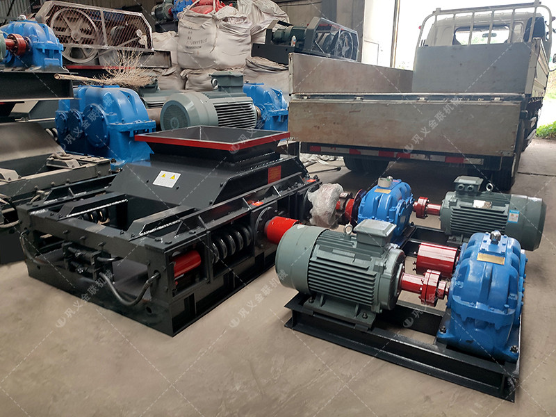 2PGC900X900大型雙齒輥破碎機(jī)發(fā)往內(nèi)蒙古赤峰破碎煤