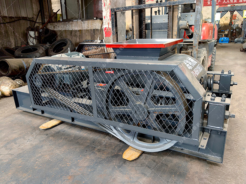 2PG450X500對(duì)輥破碎機(jī)發(fā)往福建泉州破碎石英砂