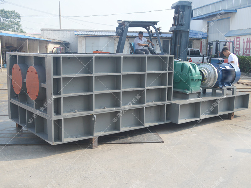 2PLF80/200強(qiáng)力分級雙齒輥破碎機(jī)發(fā)往山東淄博破碎煤炭