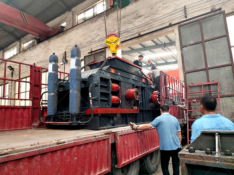1200x800大型液壓對(duì)輥破碎機(jī)發(fā)貨 發(fā)往湖北