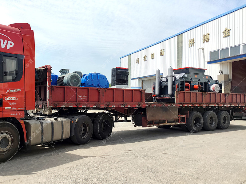 大型2PG1510半自動液壓對輥破碎機(jī)發(fā)往內(nèi)蒙古