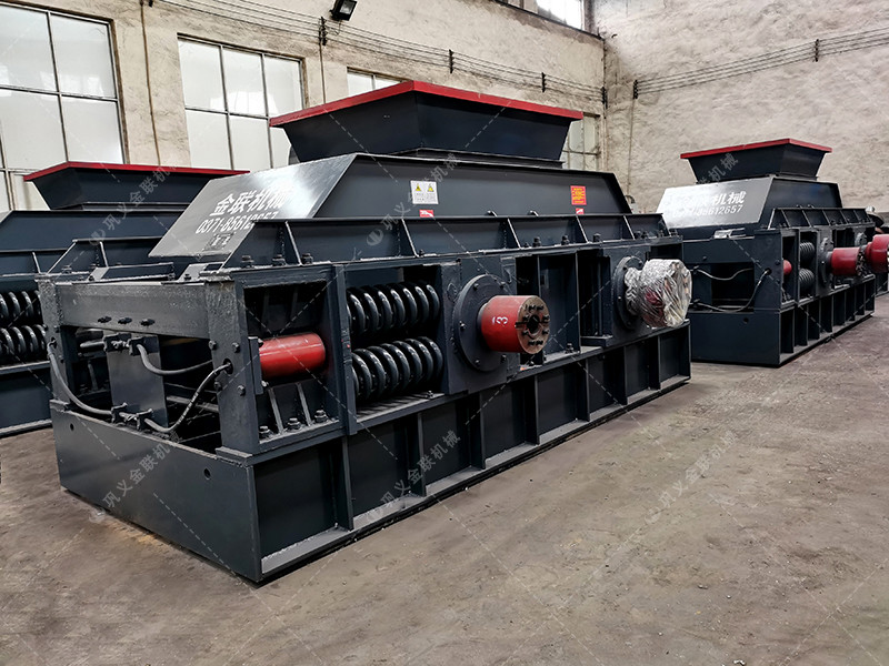 大型半自動液壓對輥破碎機發(fā)往四川